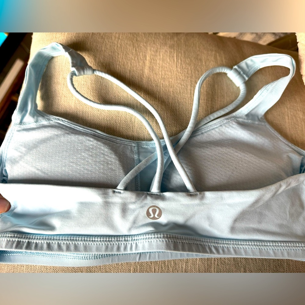 Lululemon Energy Bra Caspian Blue size 6 EUC w/ pad inserts!
